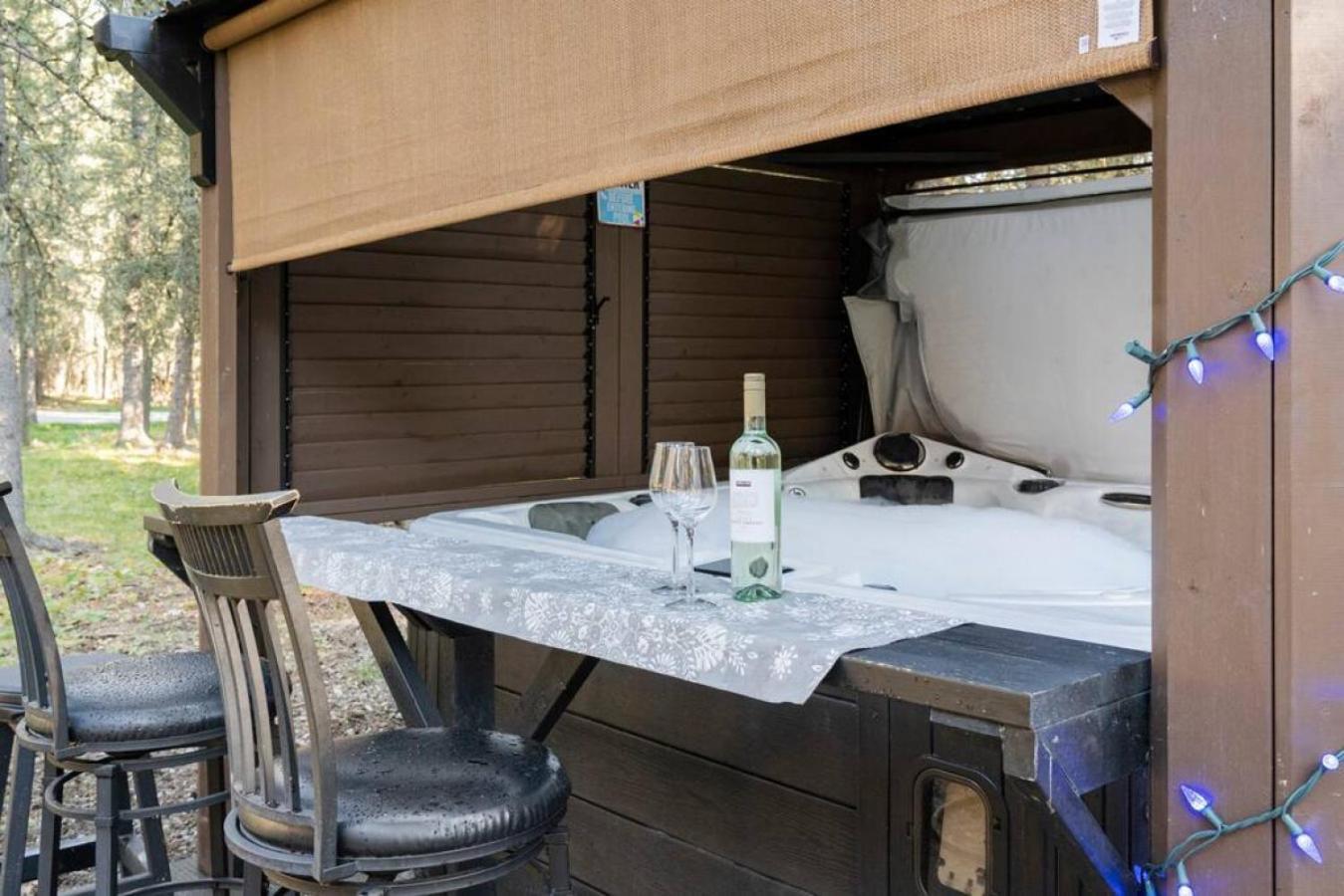 Rustic Cozy Cabin With Hot Tub Bragg Creek Exterior foto
