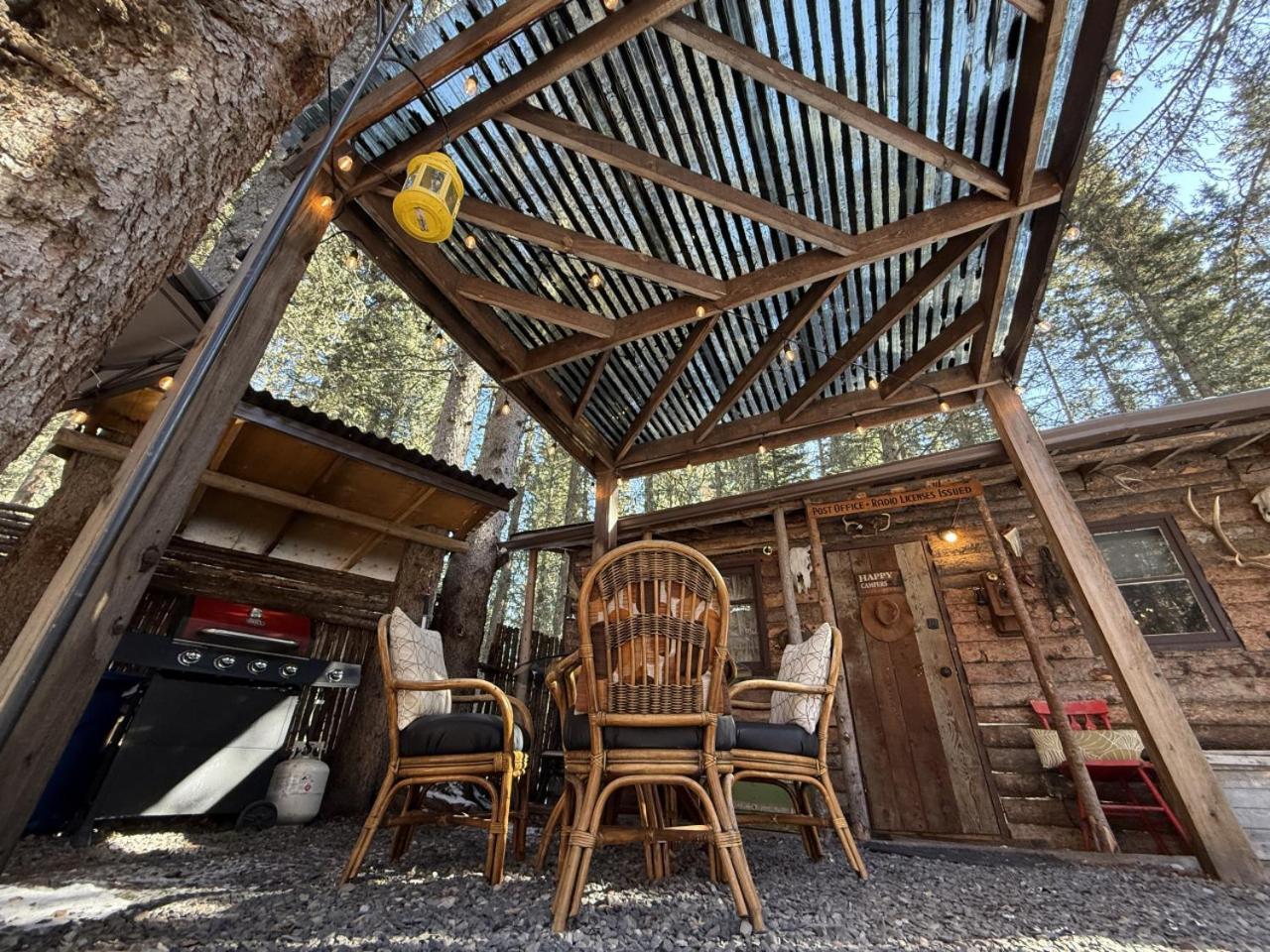 Rustic Cozy Cabin With Hot Tub Bragg Creek Exterior foto