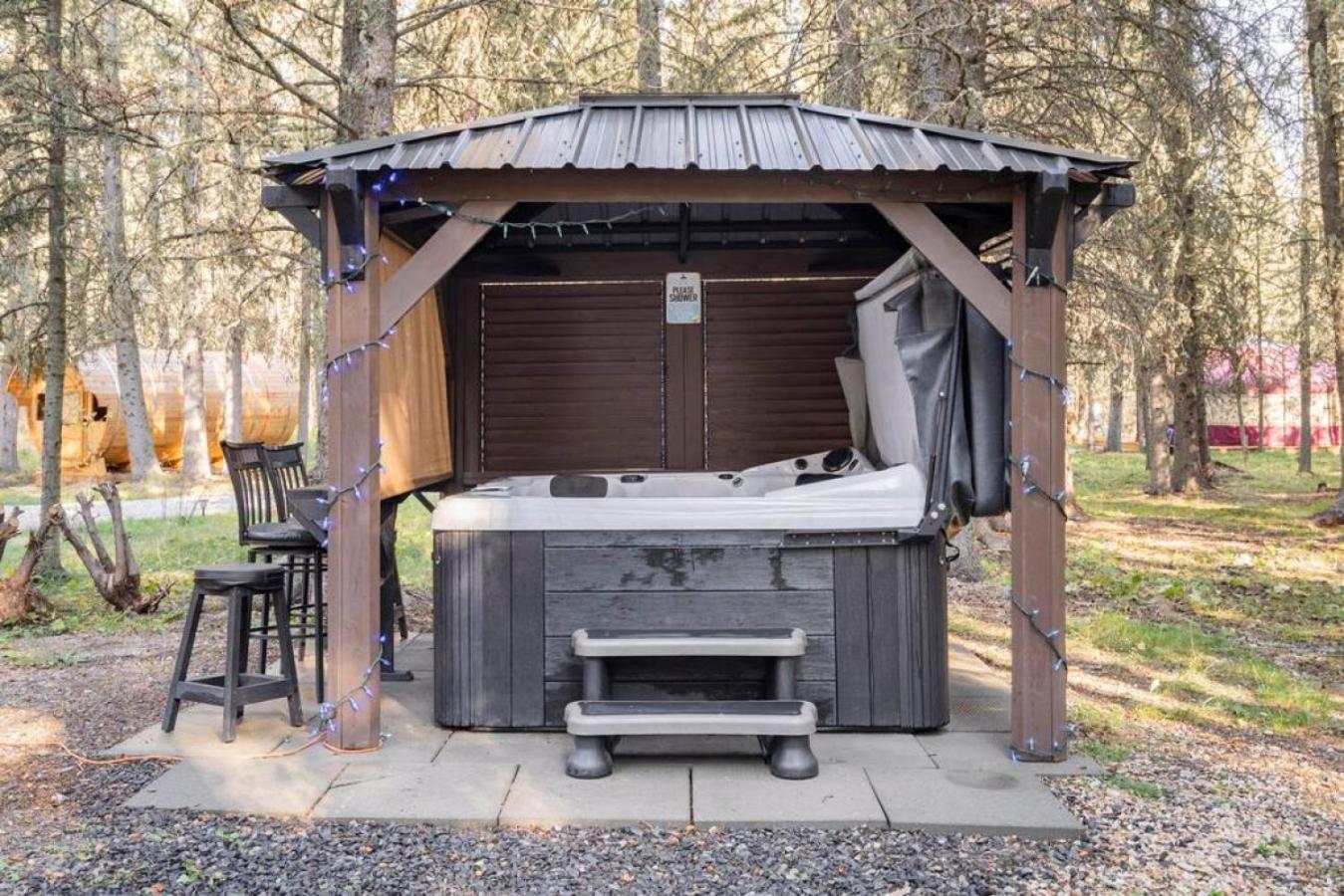 Rustic Cozy Cabin With Hot Tub Bragg Creek Exterior foto