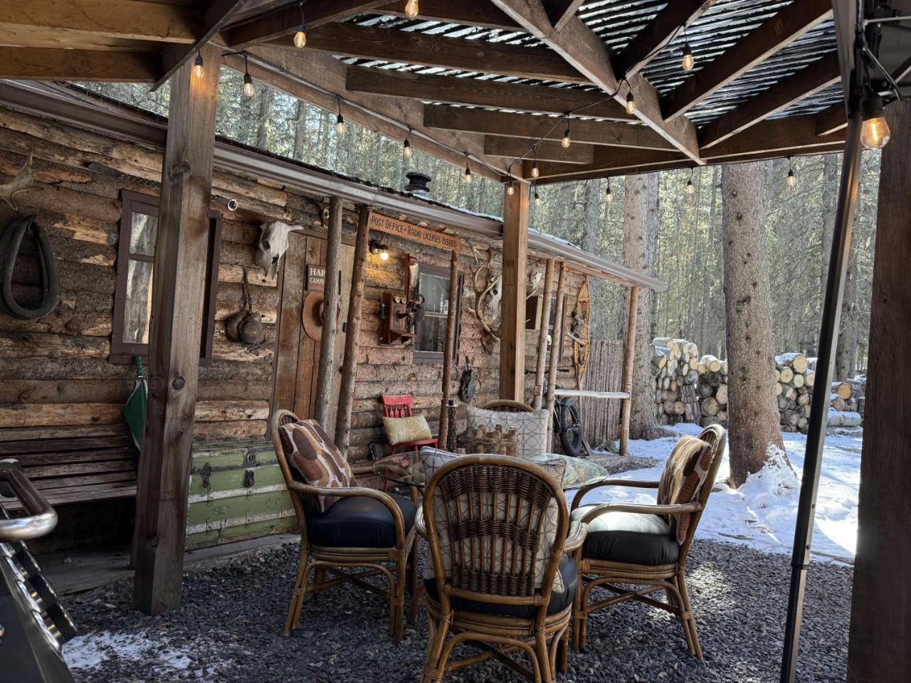 Rustic Cozy Cabin With Hot Tub Bragg Creek Exterior foto